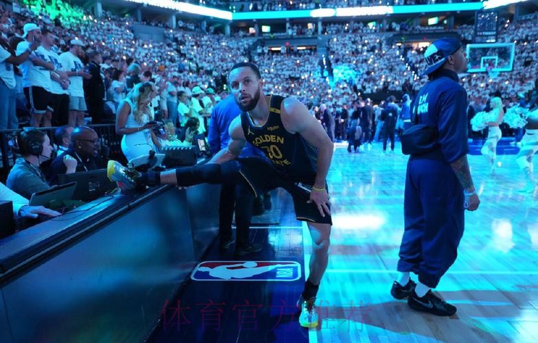 库里穿着德文-布克联名款Blazer板鞋步入大通中心 库里穿着德文-布克联名款Blazer板鞋步入大通中心